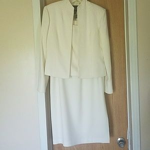 Women's 3 piece lined dress suit.